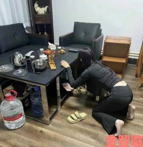 女仆扒开跪着让客人打屁行为曝光行业内幕折射消费者猎奇心理