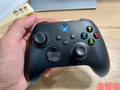 Xbox 高管展示 Xbox 手柄畅玩《战神 4》及 PS5 手柄体验《光环：无限》