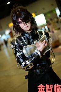 气球艺术家Cosplay《进击的巨人》 呆萌造型逗笑路人